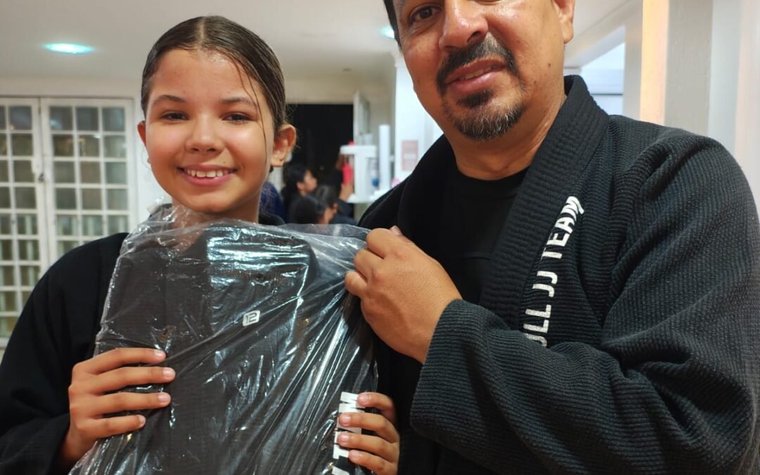 Skull Fé & Esperança entrega kimonos aos alunos infantis do Riacho Fundo II
