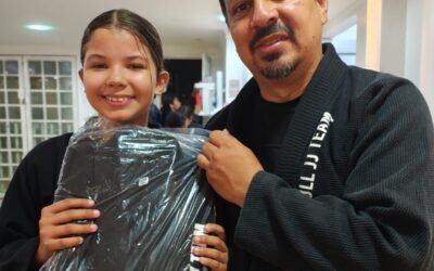 Skull Fé & Esperança entrega kimonos aos alunos infantis do Riacho Fundo II